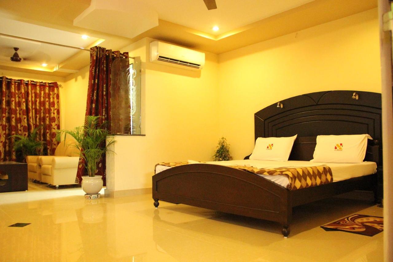Hotel Sri Grands Rajahmundry Exterior photo