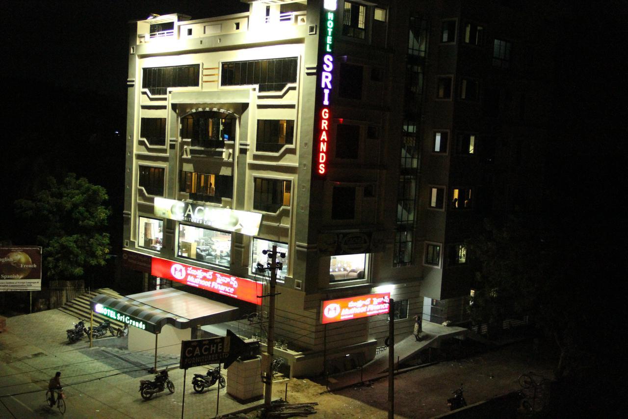 Hotel Sri Grands Rajahmundry Exterior photo